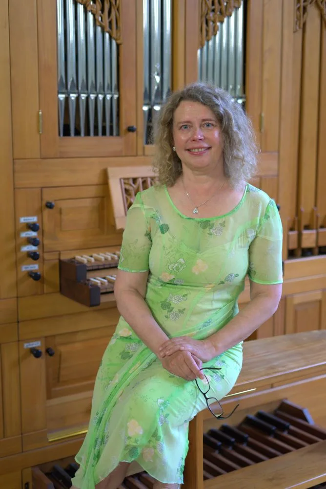 Ekaterina Leontjewa in front of an organ